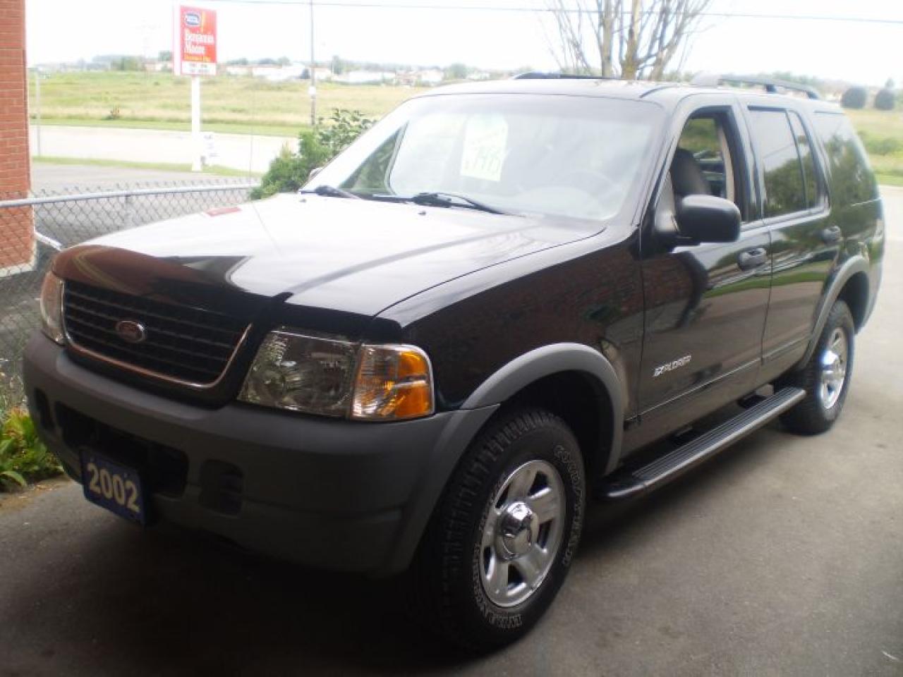 Used 2002 Ford Explorer XLS for sale in Niagara Falls, ON