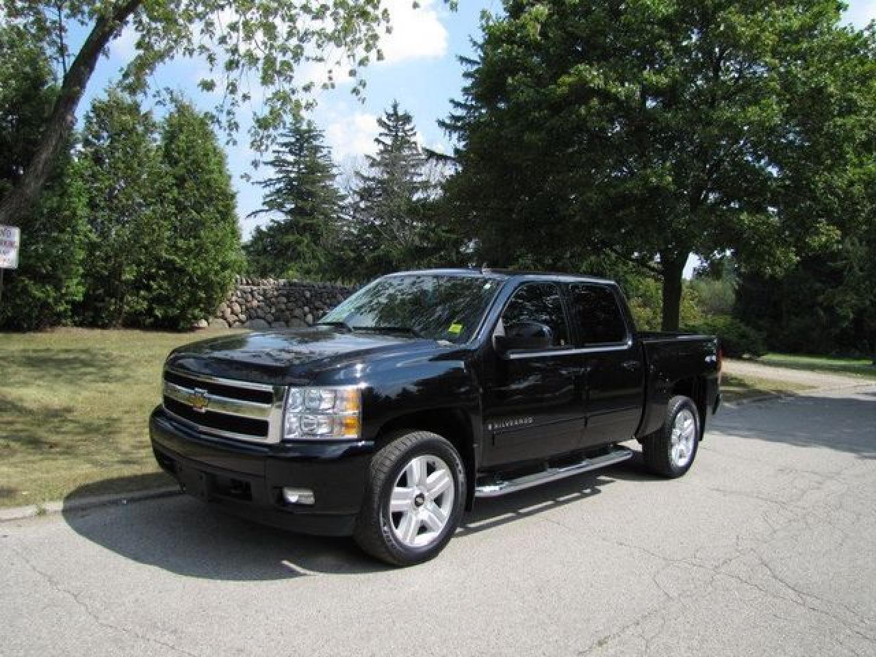 Used 2007 Chevrolet Silverado 1500 LTZ 4X4 CREW LTHR!! 20 INCH ALLOYS!! GM LEASE RETURN!! Truck for sale in Guelph, ON