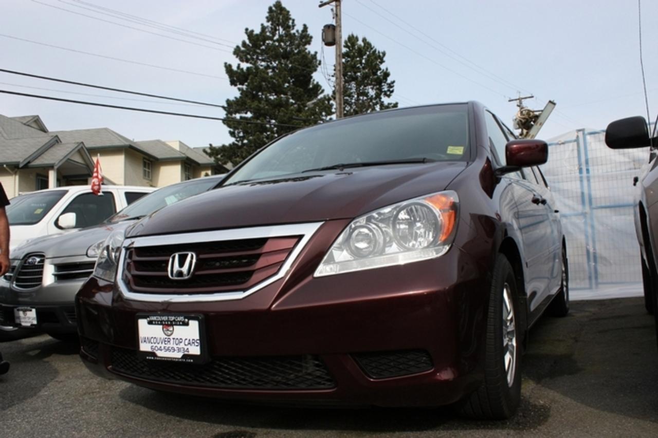 GREAT DEALS, GREAT VALUE FOR YOUR MONEY. BLOW OUT SALE, UNBELEIVABLE PRICING, BACK UP CAMERA, DVD PLAYER, ONE OWNER CAR, EXCELLENT CONDITION, EXCELLENT CONDITION, GREAT PREOWNED INVENTORY, COME IN TODAY AND TAKE ADVANTAGE OF OUR GREAT LOW PRICES. VERY LOW KILOMETRES.