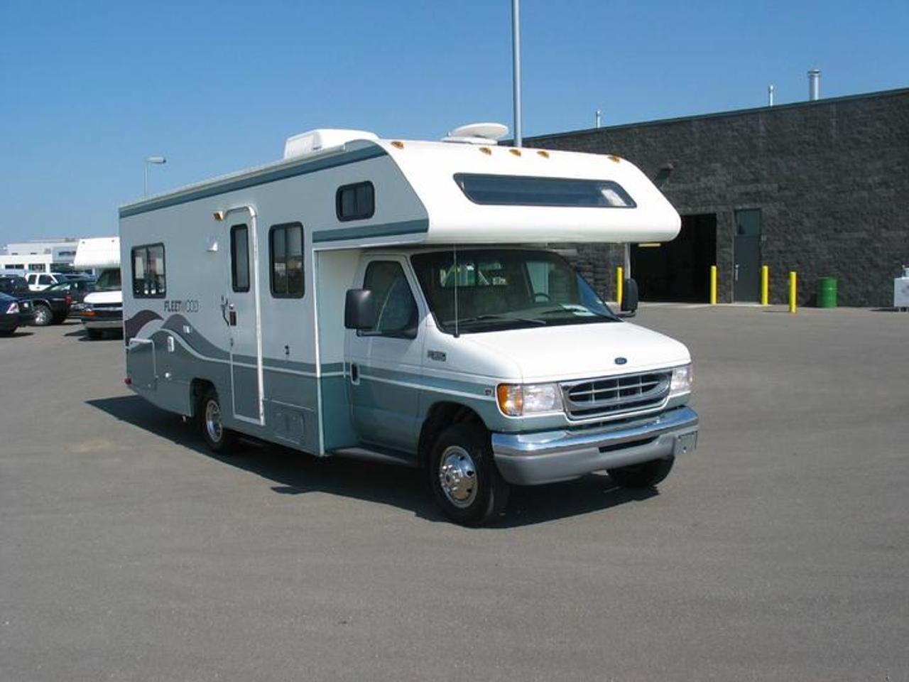 24 FOOT FLEETWOOD, COMFORT AND CLASS ROLLED INTO ONE. GREAT FOR FAMILY GET AWAYS, SLEEPS 8 FULLY EQUIPPED. READY FOR SUMMER EVERY CREDIT APPLICATION ACCEPTED !!!! APPLY TODAY DRIVE TODAY!!!! CALL TOLL FREE  1 866 398 4500 OR APPLY ONLINE @ www.lethbridgeautocredit.com... WE DELIVER ANYWHERE IN WESTERN CANADA.