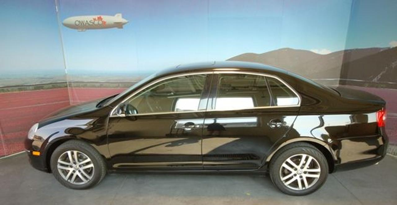 VW JETTA!! 2 YEARS OR 40,000KM VW FACTORY WARRANTY INCLUDED! BEAUTIFUL VEHICLE, SUNROOF, ALLOY WHEELS, HEATED SEATS, POWER WINDOWS, POWER LOCKS, WONT LAST LONG! ASK ABOUT OUR SPECIAL FINANCE RATES! *plus applicable taxes*