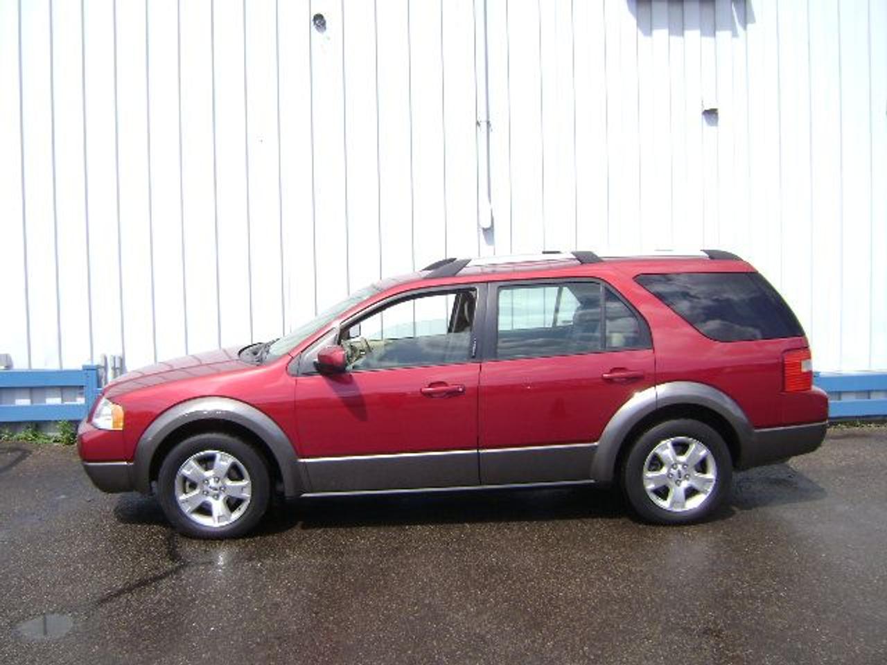 This Canadian SUV includes an accident free CARPROOF history report, balance of factory warranty, and is guaranteed lien free. Buy with Confidence - Non-commissioned sales staff! Family Owned Business for Over 30 Years! Trade-ins welcome. Fill out our online credit application 24/7 at www.qualitycarsales.com to get pre-approved! Price/payments(OAC)+ taxes & licensing. Call for details!