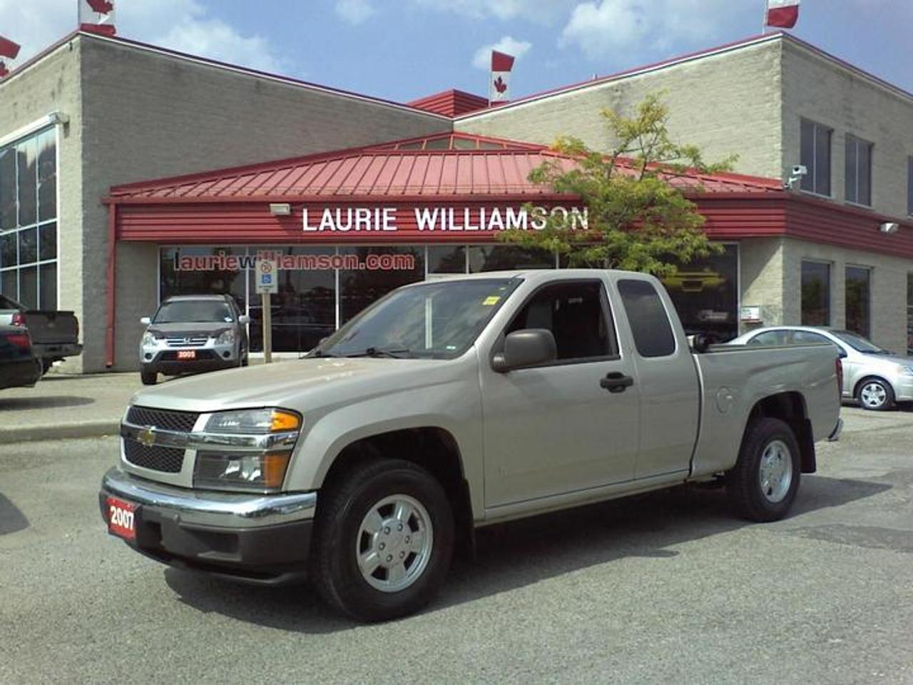 A very clean pick up truck and well equipped too with a box liner, soft cargo cover, A/C, all the power options, alloy wheels and tow package. GM factory warranty remains. CARPROOF varified. Dealer can finance and trades welcome. Call us toll-free at 1 888 886-7398
