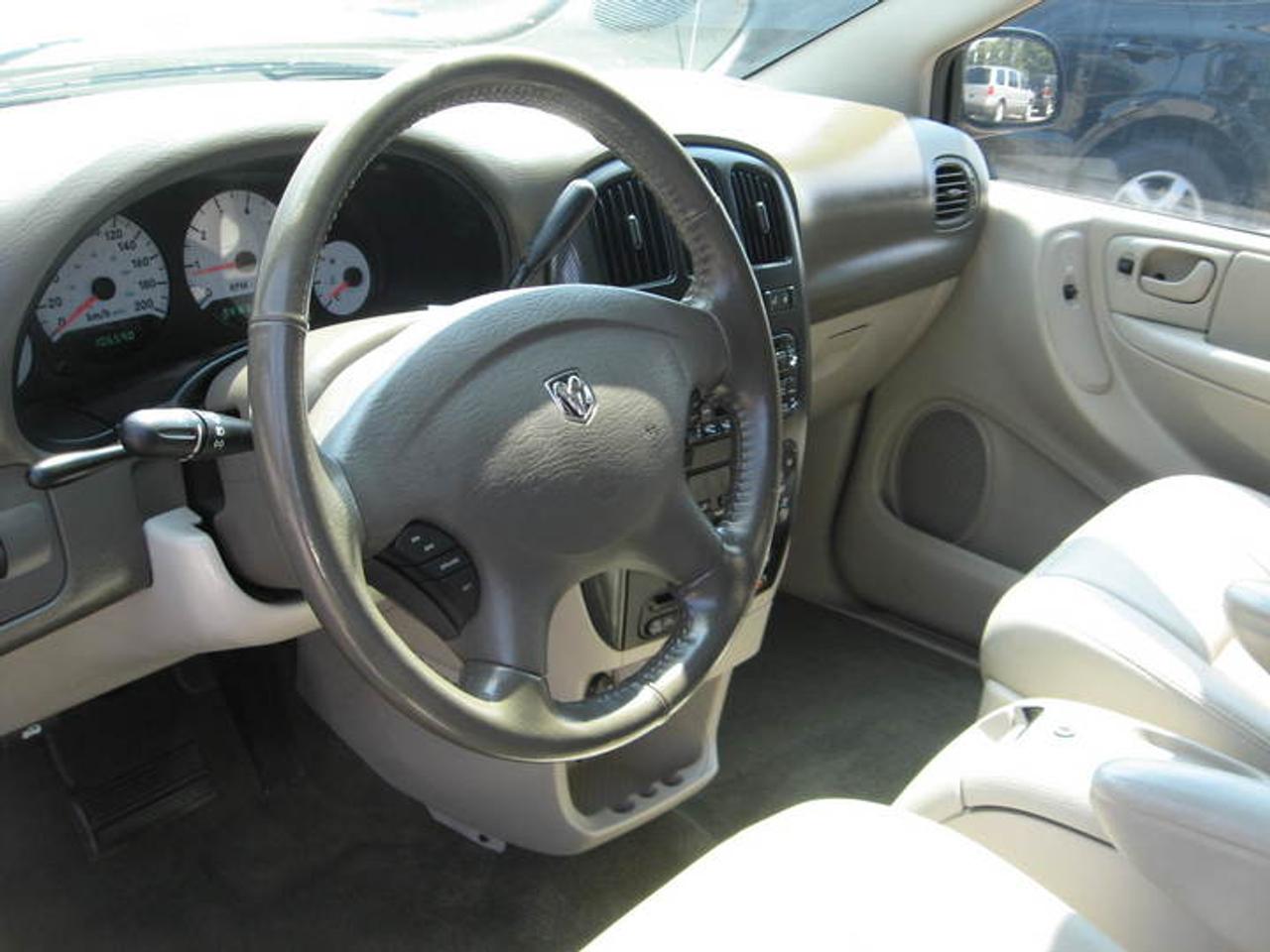 2006 Dodge Grand Caravan SXT(Leather) *** $10,998 *** Photo9