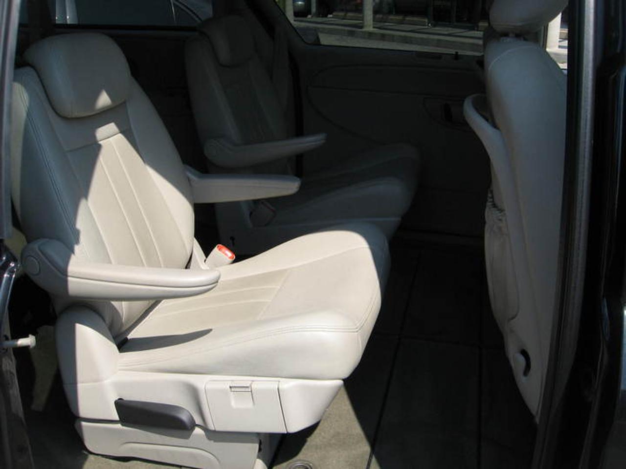 2006 Dodge Grand Caravan SXT(Leather) *** $10,998 *** Photo17