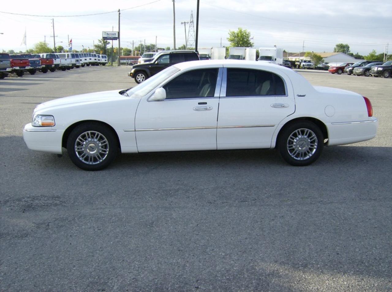 Used 2010 Lincoln Town Car LIMITED CONTINENTAL SERIES for sale in London, ON