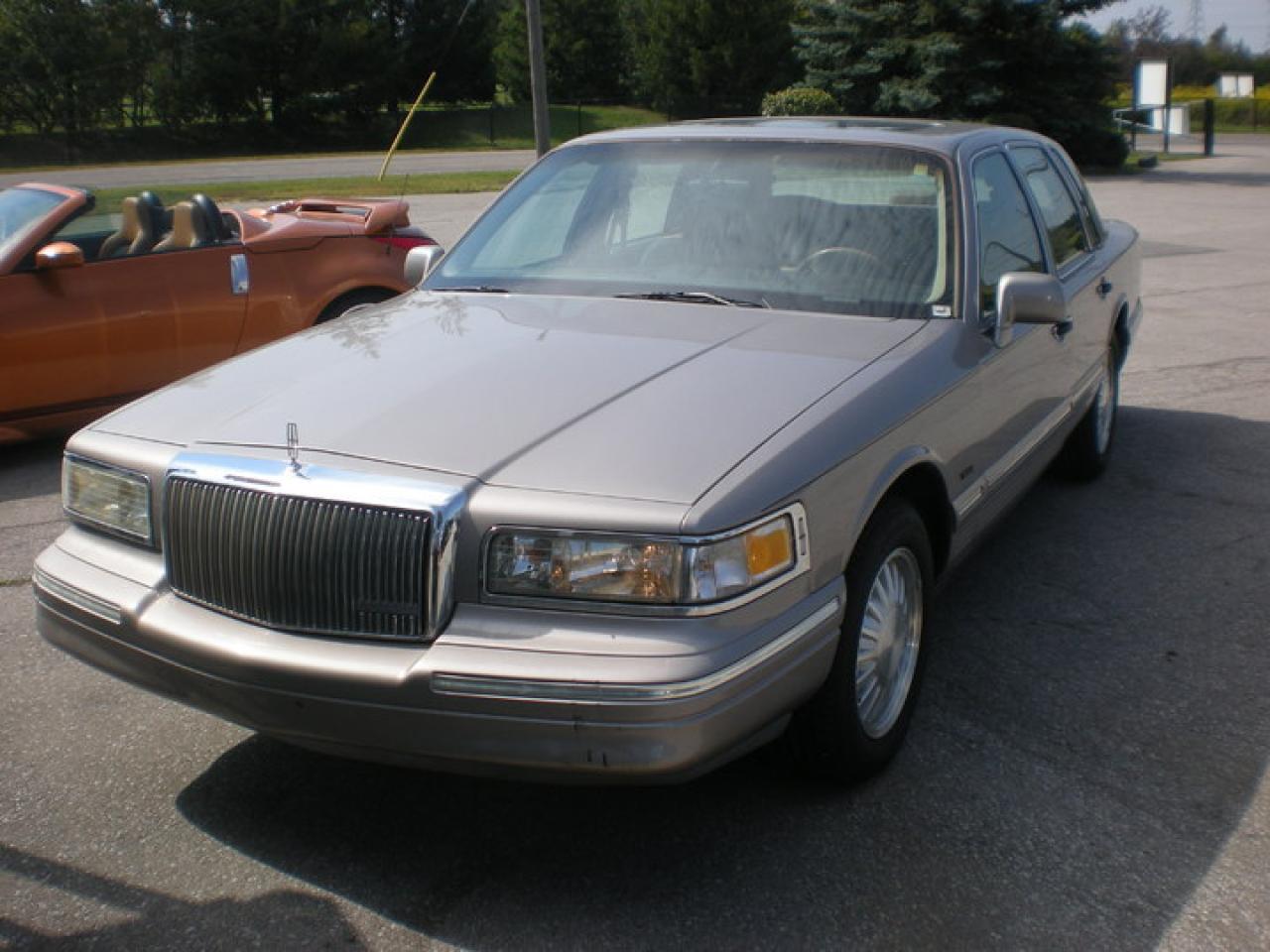 Used 1995 Lincoln Town Car SUNROOF,LEATHER for sale in Woodbridge, ON