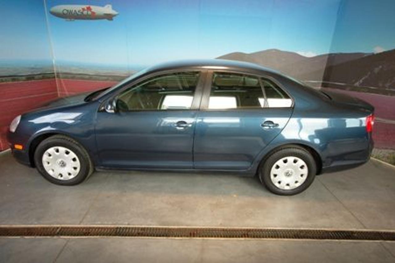 VW JETTA! BEAUTIFUL VEHICLE, WONT LAST LONG! MANUAL TRANSMISSION, POWER WINDOWS, CRUISE CONTROL! 2 YEARS OR 40,000KM VW CERTIFIED WARRANTY! ASK ABOUT OUR SPECIAL FINANCE RATES! *plus applicable taxes*