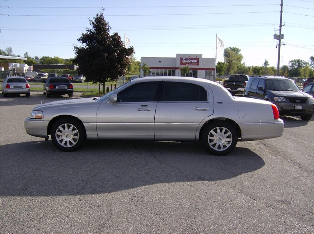 Used 2010 Lincoln Town Car Limited for sale in London, ON