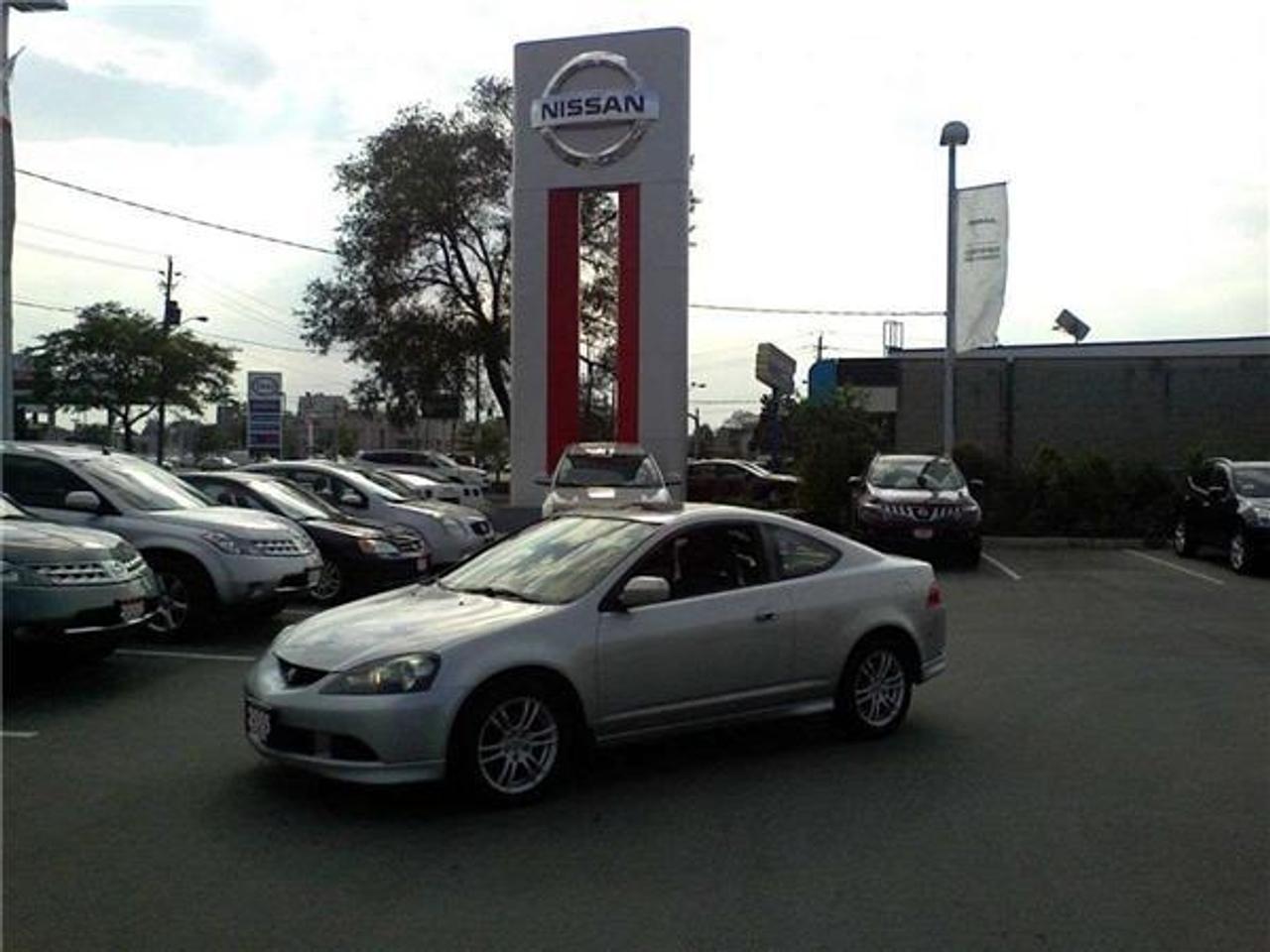 5 Speed Manual Transmission, Leather Interior, CD Player, Alloy Wheels, 4 cylinder engine for great fuel economy, Sunroof, and CARPROOF CLEAN. Just call 1-888-586-5493 to book your test drive today. Fully certified and e-tested, price does not include HST or Licencing. Located just 2 minutes off the QEW in St Catharines.