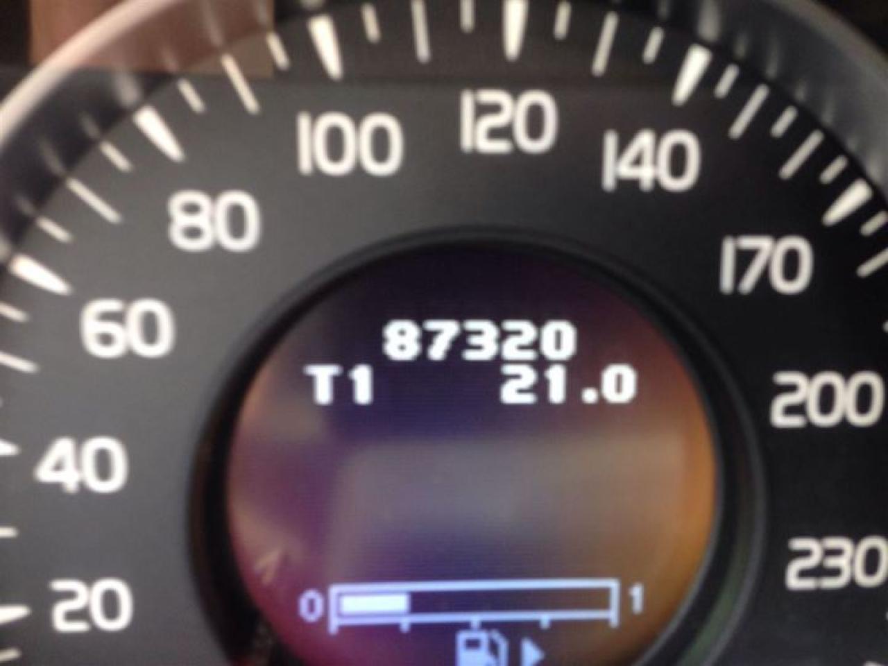 631557