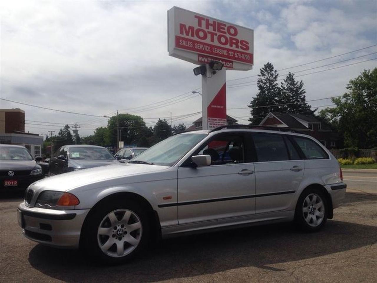 [CARPROOF VERIFIED $0 - NO ACCIDENTS ] - 9/10 CONDITION FOR YEAR + MILEAGE! - LEATHER INTERIOR - POWER SUNROOF - POWER SEATS - 3 WAY MEMORY SEATS -  CLIMATE CONTROL - KEYLESS ENTRY - STEERING WHEEL AUDIO CONTROLS -  We have over 200 used Cars, Trucks, Vans and SUVs  available.! PLEASE CALL1 (519)578-8700. This ACCIDENT FREE former trade comes  CERTIFIED  SERVICED  E-TESTED  and 167 point inspection at NO EXTRA CHARGE. A+ Better Business Bureau rating!! Taxes and licensing are extra. THANK YOU and we appreciate  your consideration at THEOMOTORS.SERVING K-W AREA FOR OVER 30 YEARS!!