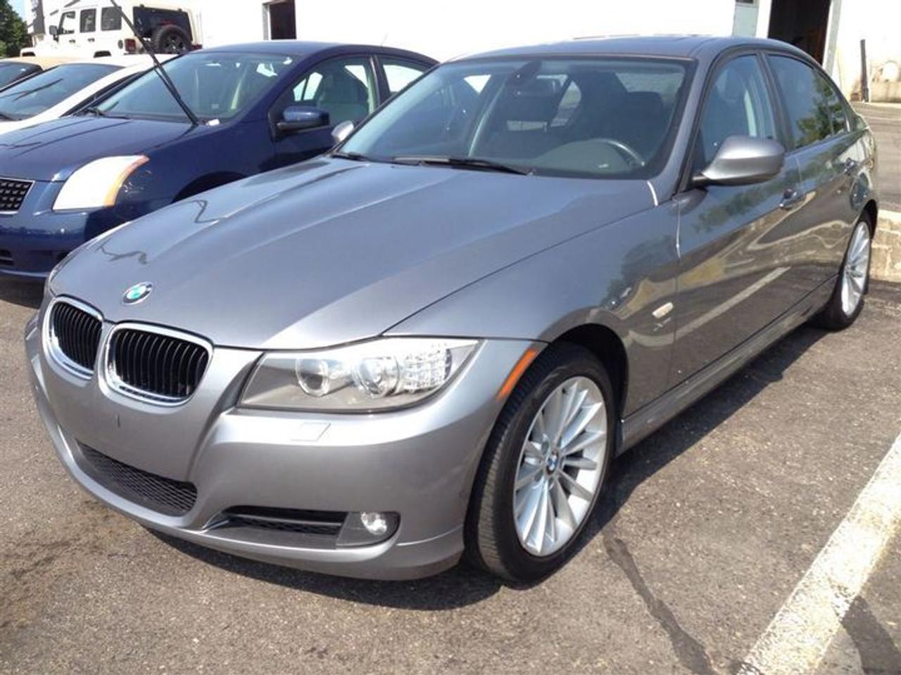 [CARPROOF VERIFIED $0 - NO ACCIDENTS ] - FORMER BMW CANADA LEASE - HEATED STEERING WHEEL - ALL WHEEL DRIVE - LEATHER/HEATED/POWER/MEMORY SEATS - XENON HEADLIGHTS - AUTO/DUAL CLIMATE CONTROLS - BLUETOOTH - AUX IN/MP3/USB -  PREMIUM SOUND - STEERING WHEEL AUDIO CONTROLS - CRUISE CONTROL - PUSH BUTTON START W/ INTELLIGENT KEY - Easy online application at WWW.THEOMOTORS.COM. Everyone and all credit welcome!! We have over 200 used Cars, Trucks, Vans and SUVs  available.! PLEASE CALL1 (519)772-3040. Ask about our exclusive  preferred financing! This ACCIDENT FREE FORMER BMW CANADA LEASE return comes  CERTIFIED  SERVICED  E-TESTED  and 167 point inspection at NO EXTRA CHARGE. A+ Better Business Bureau rating!! Taxes and licensing are extra. Financing special is on approved credit only, and a minimum loan of $7,500. Accrued interest must be paid on a 6-month payment deferral. Cost of borrowing a $20,000 car over a 48 month term at 4.99% is $2,377.28. THANK YOU and we appreciate  your consideration at THEOMOTORS.SERVING K-W AREA FOR OVER 30 YEARS!!