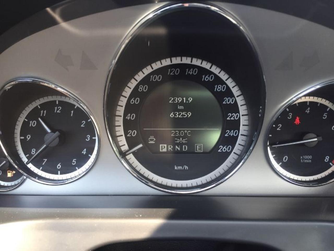 633526