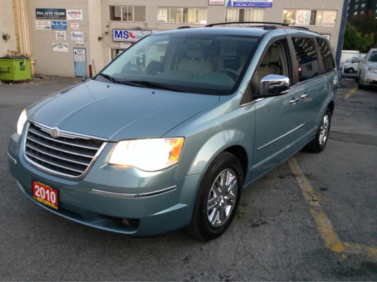 Used 2010 Chrysler Town & Country Touring, Navi, swivel&Go, table, back-up cam for sale in North York, ON