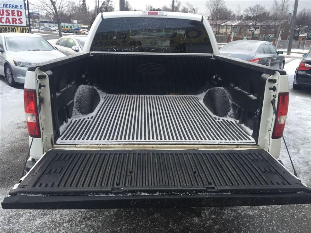 636957