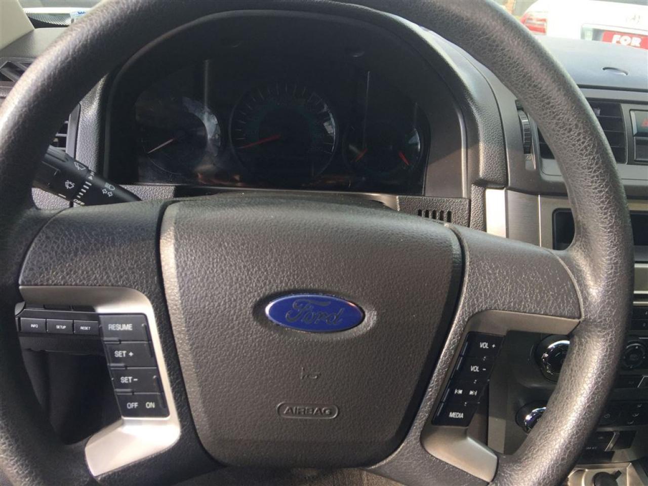 636983