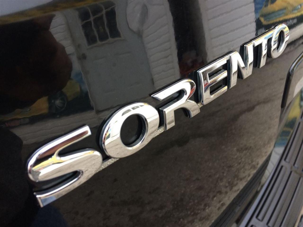 636993
