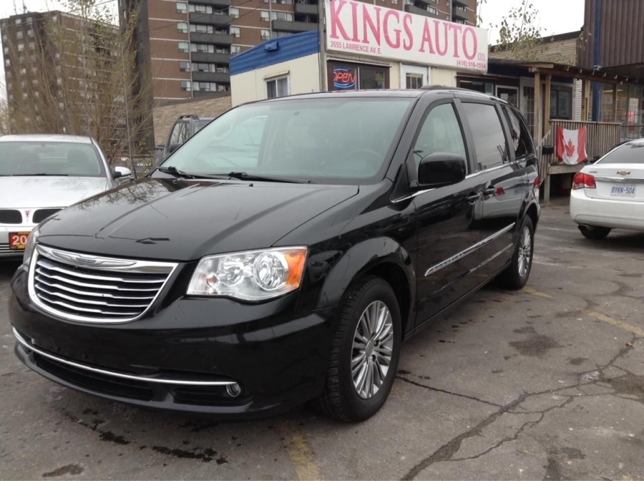 Used 2014 Chrysler Town & Country Power sliding doors, 7 passengers, NAVI, leather for sale in Surrey, BC