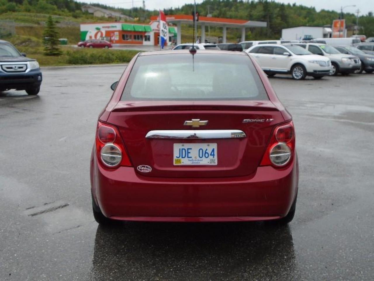 643738