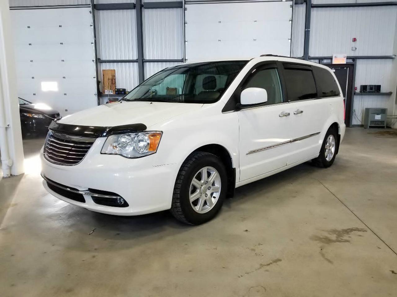 <a href=https://www.mdfautos.ca/occasion/Chrysler-Town_&_Country-2011.html>https://www.mdfautos.ca/occasion/Chrysler-Town_&_Country-2011.html</a>

Town N Country Touring - Air climatisé - Portes et vitres électriques - Portes coulissantes et arrière automatisées - Démarreur à distance - Roues en alliage - Financement disponible.

**** Appelez ou textez au 514-984-3584 pour céduler votre essai routier ****

** Véhicules doccasion à Saint-Eustache - Rive Nord ** 
** Aucune commission / Aucun frais administratifs ** 
** Financement 1è,2è,3è chance disponible ** 
** Salle de montre intérieure ** 
** Meilleurs prix - Échanges acceptés ** 
** Possibilité de commander votre véhicule **
** Infos 7 jrs au 514-984-3584 ( Appels ou textos ) **