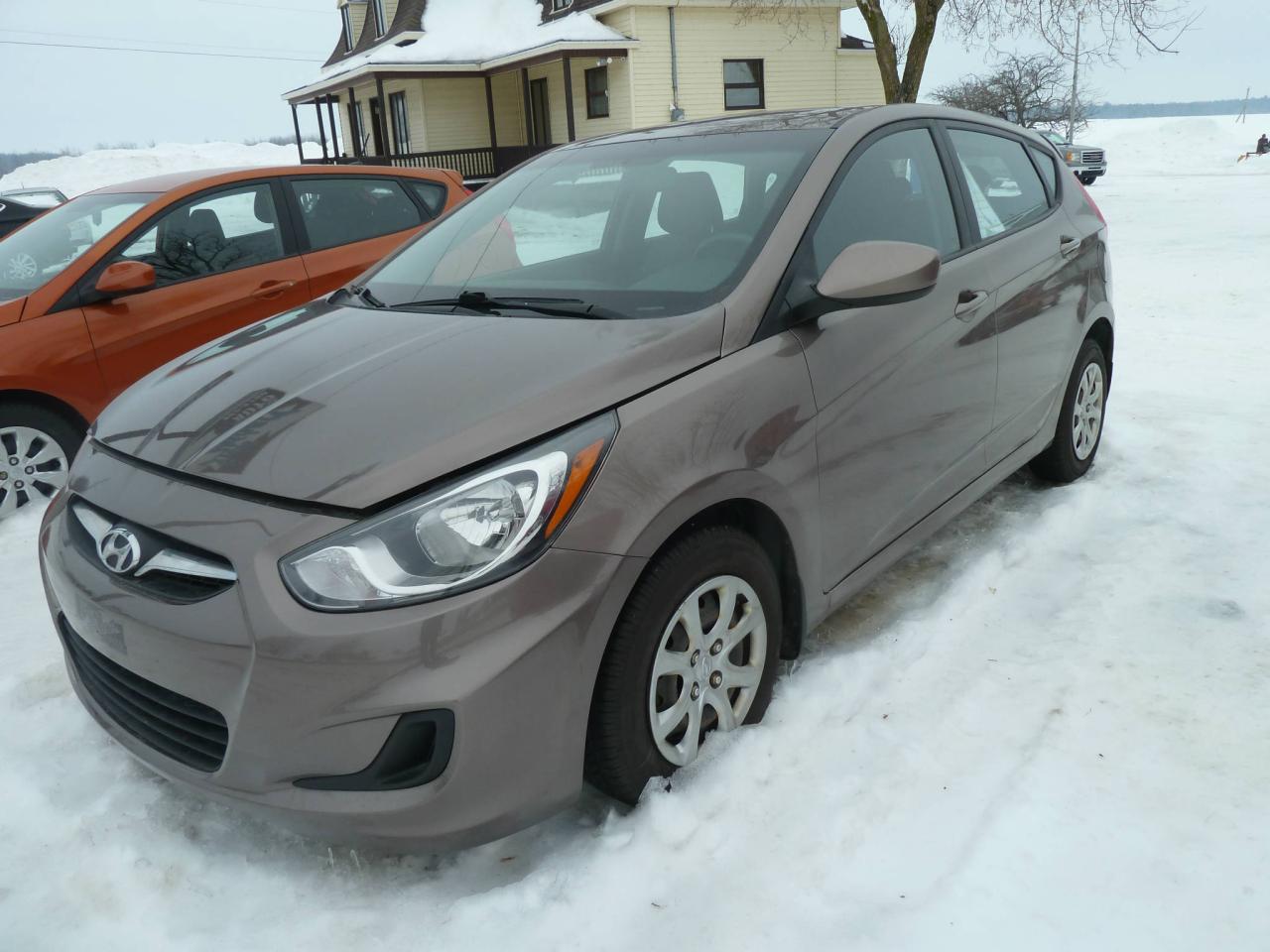 Used 2013 Hyundai Accent Voiture à hayon, 5 portes, boîte manuell for sale in St-Isidore, QC