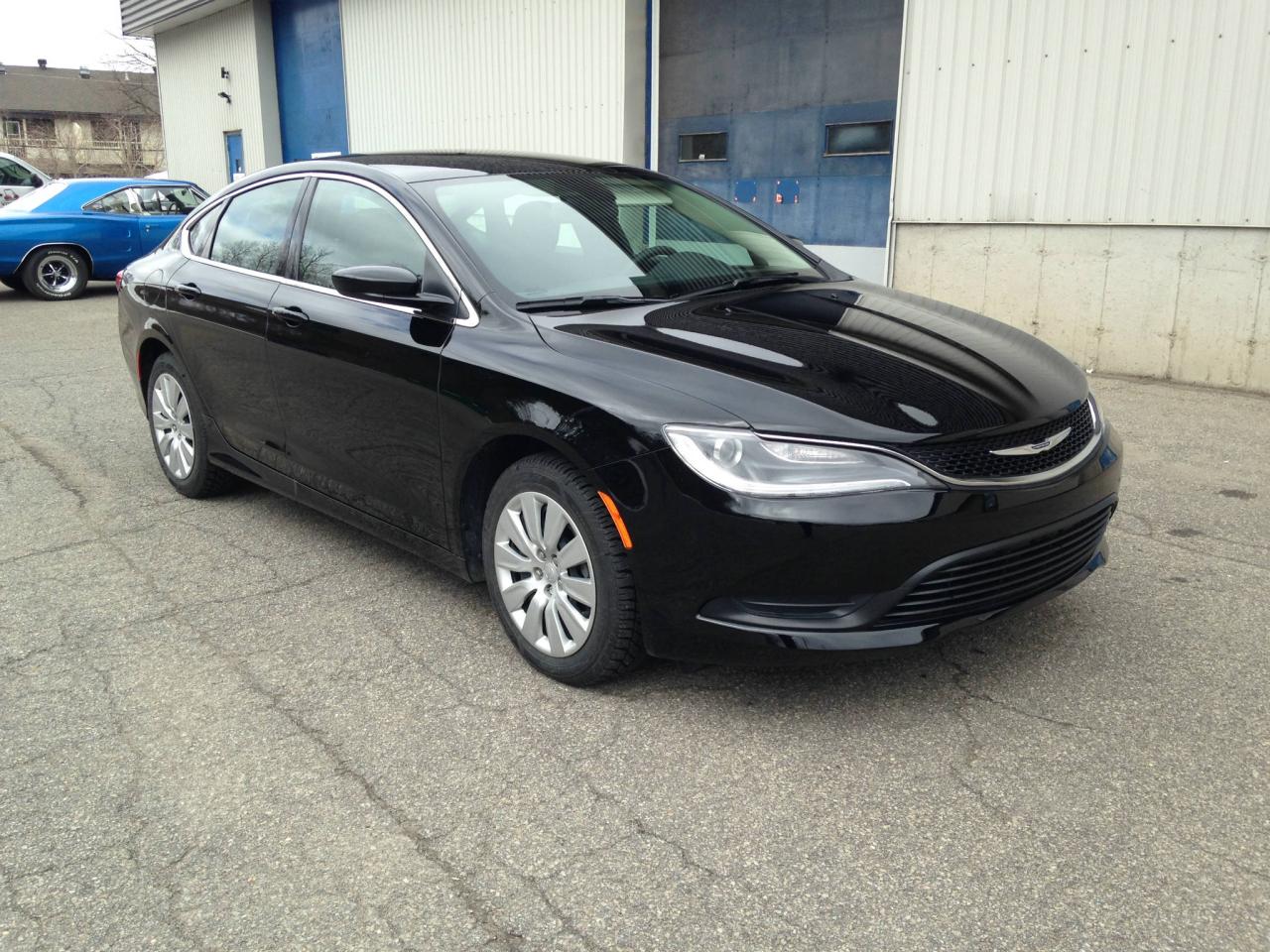 Used 2016 Chrysler 200 Berline 4 portes LX, for sale in Mirabel, QC
