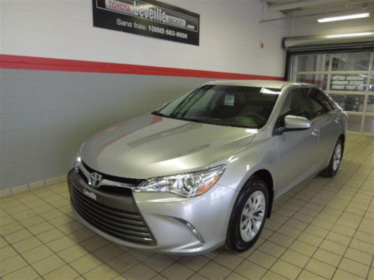 Used 2017 Toyota Camry LE for sale in Terrebonne, QC
