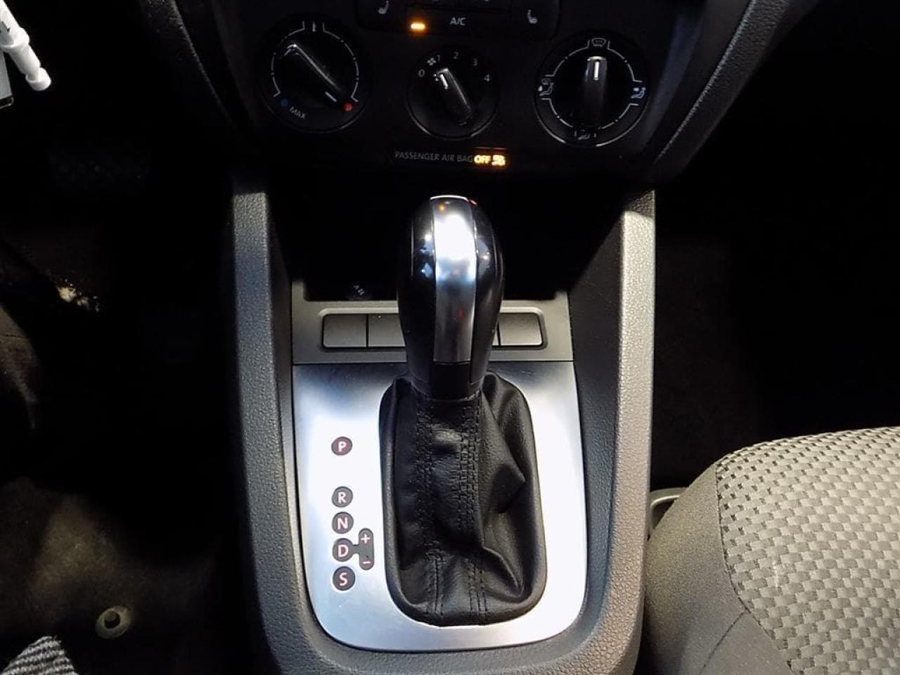 648945