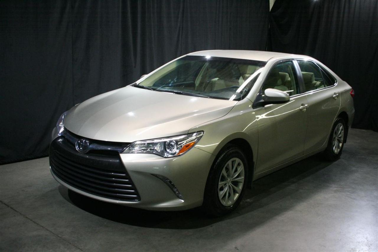 Used 2015 Toyota Camry LE for sale in St-Eustache, QC