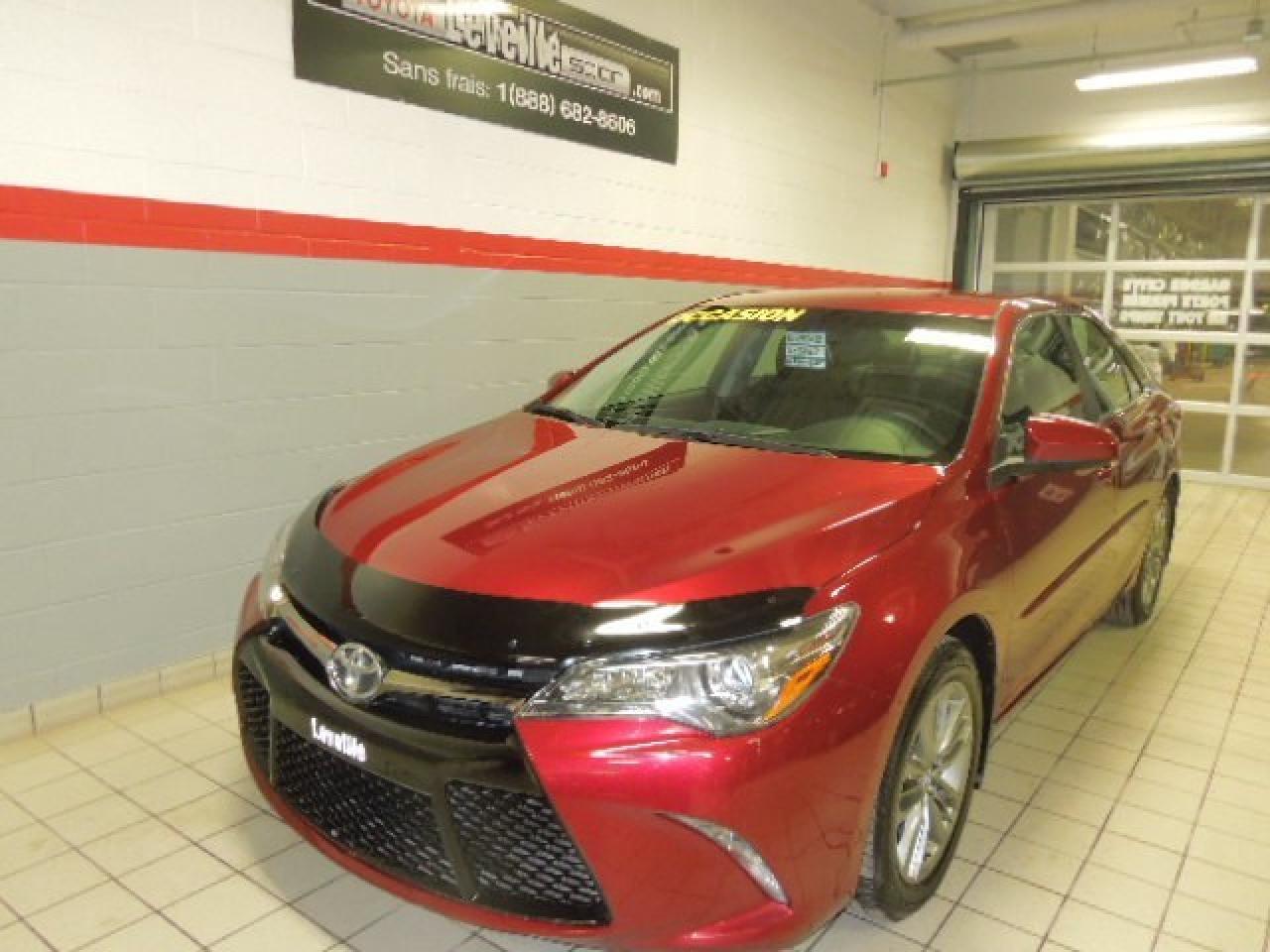 Used 2016 Toyota Camry SE for sale in Terrebonne, QC