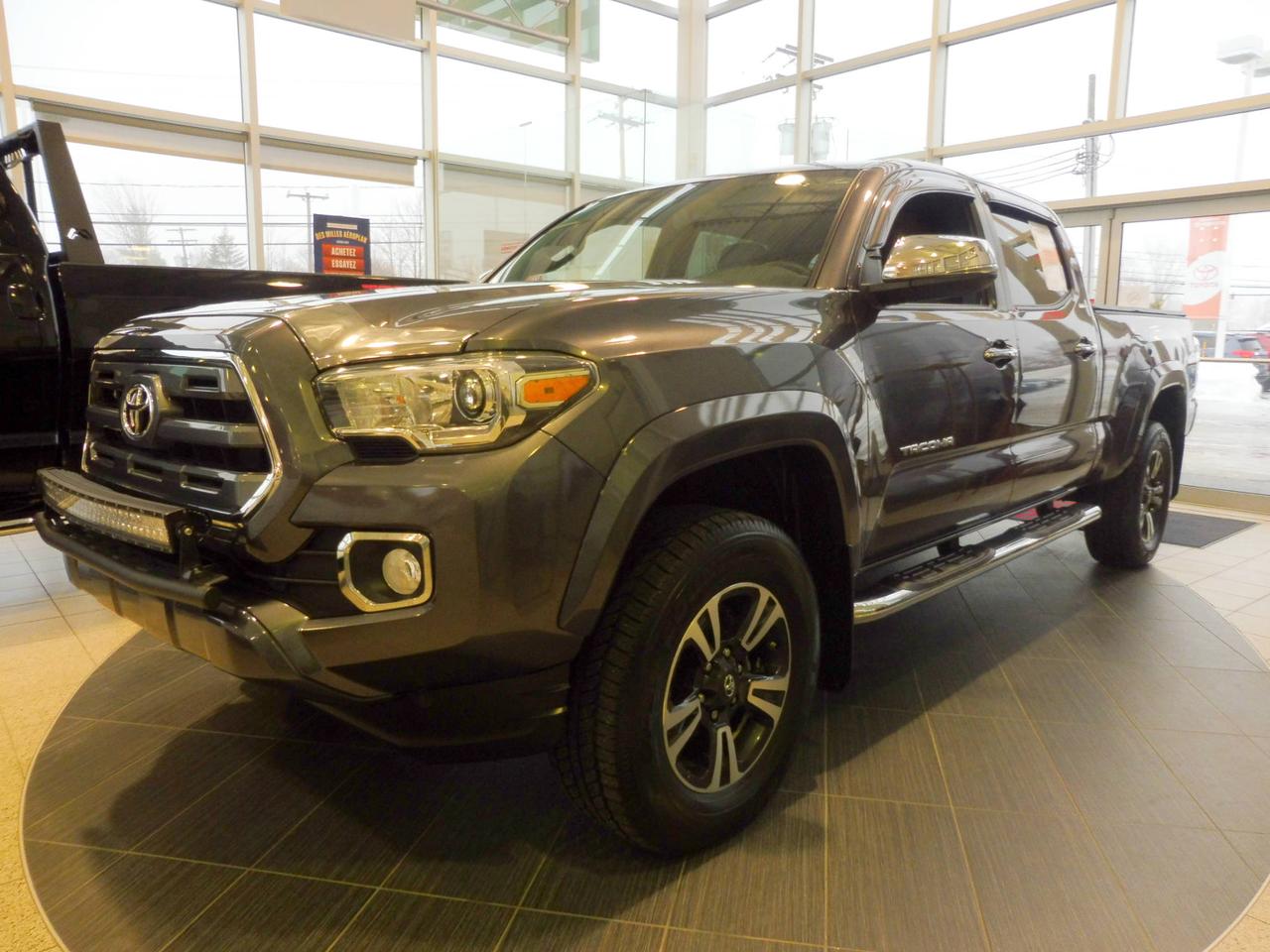 <a href=https://www.straymondtoyota.com/occasion/Toyota-Tacoma-2017.html>https://www.straymondtoyota.com/occasion/Toyota-Tacoma-2017.html</a>

Couvre-caisse Trifecta :  725 $
Déflecteur de capot :  175 $
Démarreur à distance : 600 $
Déflecteur de vitres : 240 $
Barre de LED :  840 $
Tapis de caisse :  125$
BALANCE DE GARANTIE.