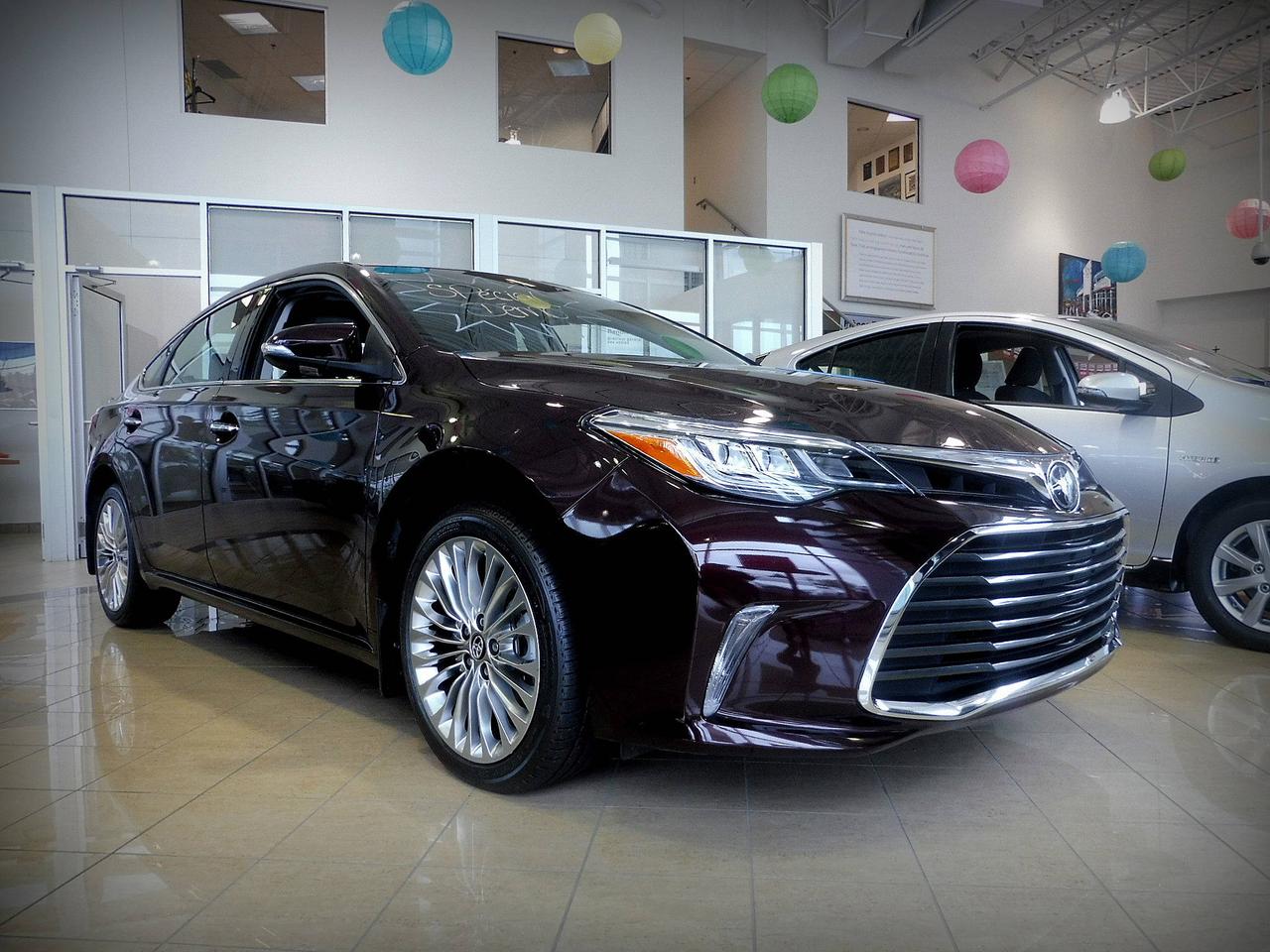 <a href=https://www.straymondtoyota.com/occasion/Toyota-Avalon-2017.html>https://www.straymondtoyota.com/occasion/Toyota-Avalon-2017.html</a>

***Spécial démonstrateur***
Cuir, garantie, tout équipé, jamais accidenté. 

Saint-Raymond Toyota est un concessionnaire de voitures neuves et de véhicules doccasion depuis 1970 dans la ville de lautomobile, ouvert tous les samedis de 9h à 15h. 
Toutes nos voitures usagées sont inspectées, reconditionnées et passées au peigne fin dans notre atelier desthétique automobile La touche Toyota.

Un service après vente et un département de pièces, recommandé CAA disponible pour vous servir du lundi au vendredi de 8h à 17h, mardi et mercredi de 8h à 20h. Ouvert les samedis de  8h à midi pour les mois mars, avril, mai, septembre, octobre et novembre. 
Des frais dadministration peuvent être chargés jusquà concurrence de 299.$, pour transfert dimmatriculation, cadeau et plein dessence.

Concessionnaire Toyota et multimarques. Plus de 150 véhicules doccasion en inventaire.

Financement disponible sur place, 2ème chance au crédit et 3ème chance au crédit à des taux dintérêt négocié pour vous des plus avantageux.