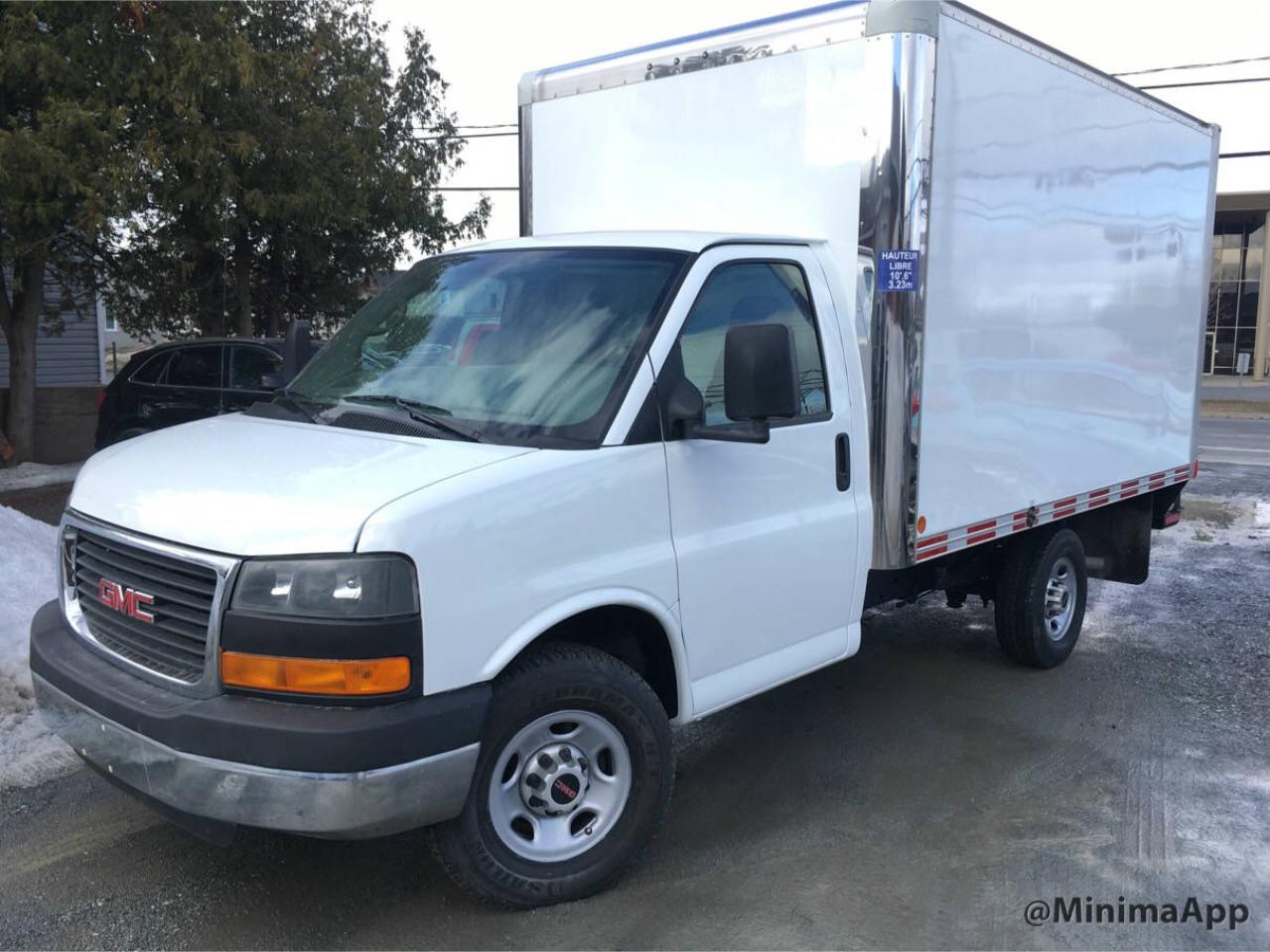 Used 2010 GMC Cube 3500, 12 pieds de boite for sale in Drummondville, QC