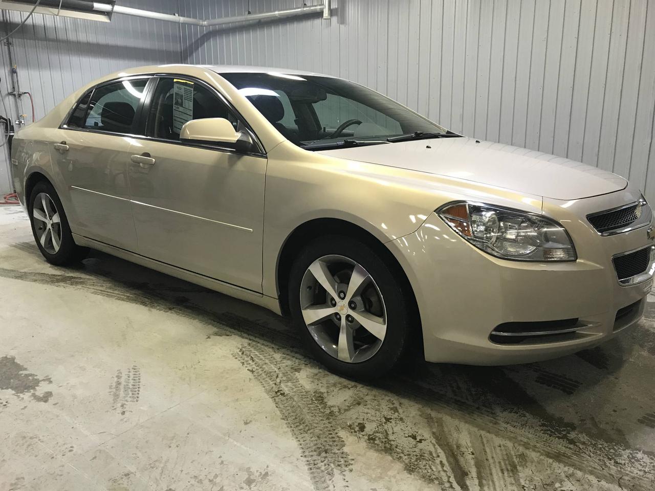 <a href=https://www.simpliciteauto.com/occasion/Chevrolet-Malibu-2011.html>https://www.simpliciteauto.com/occasion/Chevrolet-Malibu-2011.html</a>

TRES GRAND VEHICULE FAMILLIALLE 
ECONOMIQUE AVEC AIR CLIMATISÉE,RÉGULATEUR  DE VITESSE AUTOMATIQUE ET BIEN PLUS
 
Simpli-Cité Auto, membre du Groupe Paquet, est situé sur la Rive-Sud de Québec (Lévis), et à 10 minutes de la Rive-Nord (Québec). Nous desservons une large clientèle tel que la Beauce, Chaudière-Appalaches, St-Nicolas...

Nous avons une vaste gamme de véhicule doccasion tel que sous-compact, compact, fourgonnette, 7 passagers, familiale, convertible, de luxe, VUS, AWD, 4x4. Plusieurs marques disponibles: Mazda, Honda, Toyota, Kia, Fiat, Mini, Hyundai, Nissan, Mitsubishi, Chrysler, Chevrolet, Jeep, Dodge, Ram, Ford, GM, GMC, Buick, Smart, Subaru, Suzuki, Volvo, Volkswagen...

Nous offrons plusieurs modes de financement, traditionnel, 2 ième et 3 ième chance au crédit, redressement de crédit, Accord D, financement 100% approuvé peu importe votre côte de crédit et au meilleur taux garanti.
