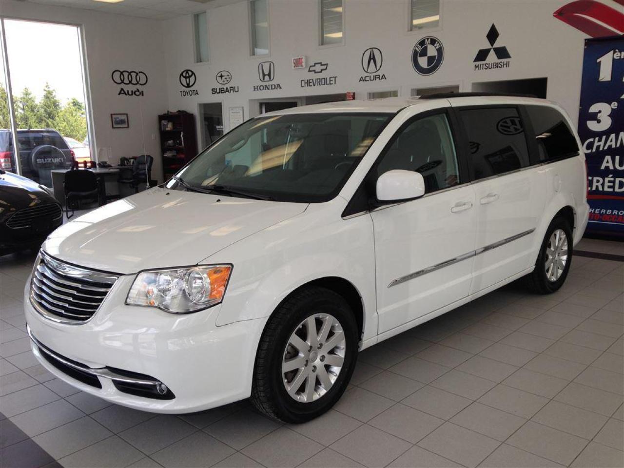 Used 2015 Chrysler Town & Country Stow&go Touring for sale in Sherbrooke, QC