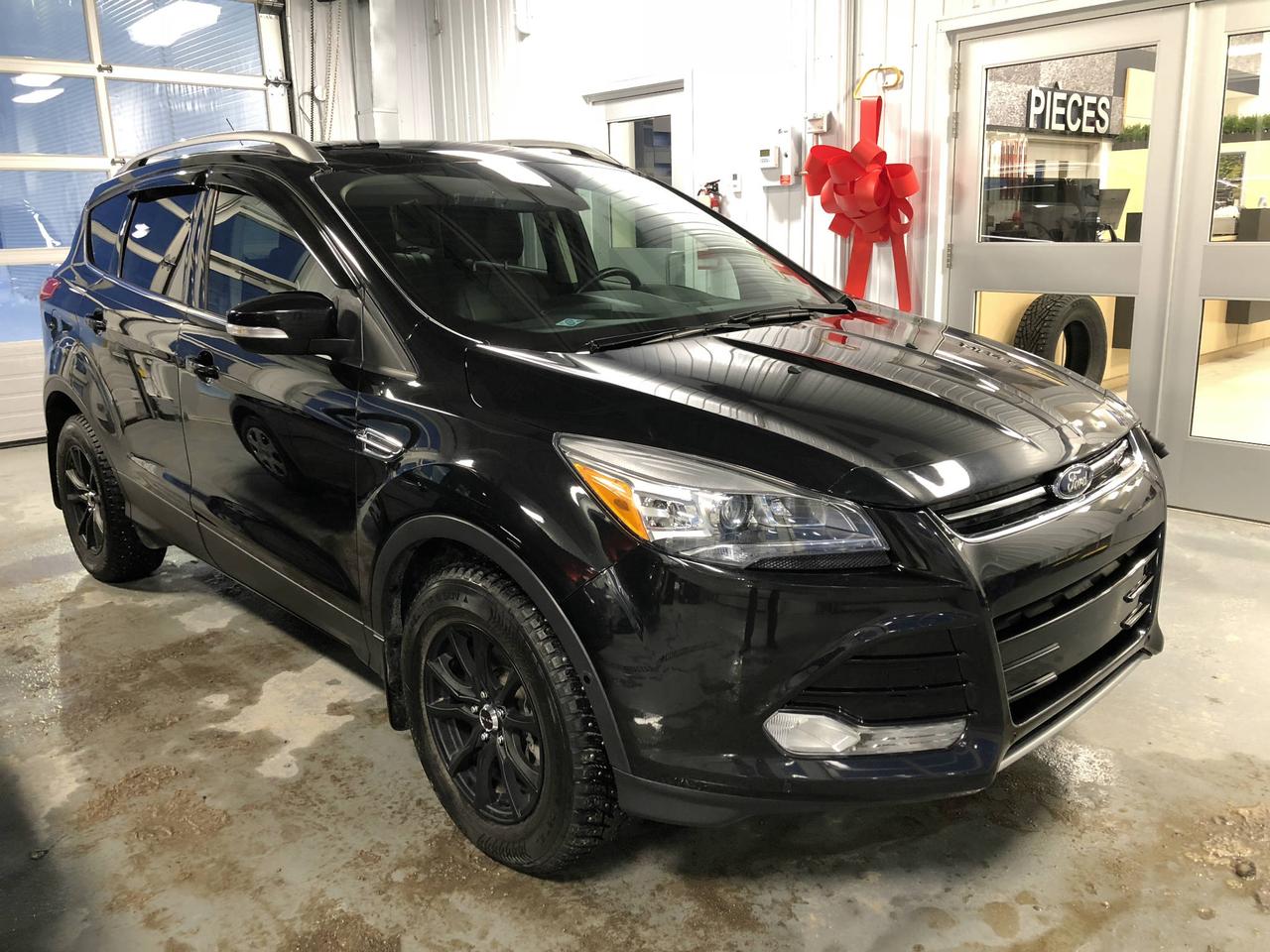 <a href=https://www.jeandumasforddolbeau.com/occasion/Ford-Escape-2015.html>https://www.jeandumasforddolbeau.com/occasion/Ford-Escape-2015.html</a>

Entièrement équipé, condition A1, vient avec pneus dhiver et pneus dété montés sur 8 mags noir.