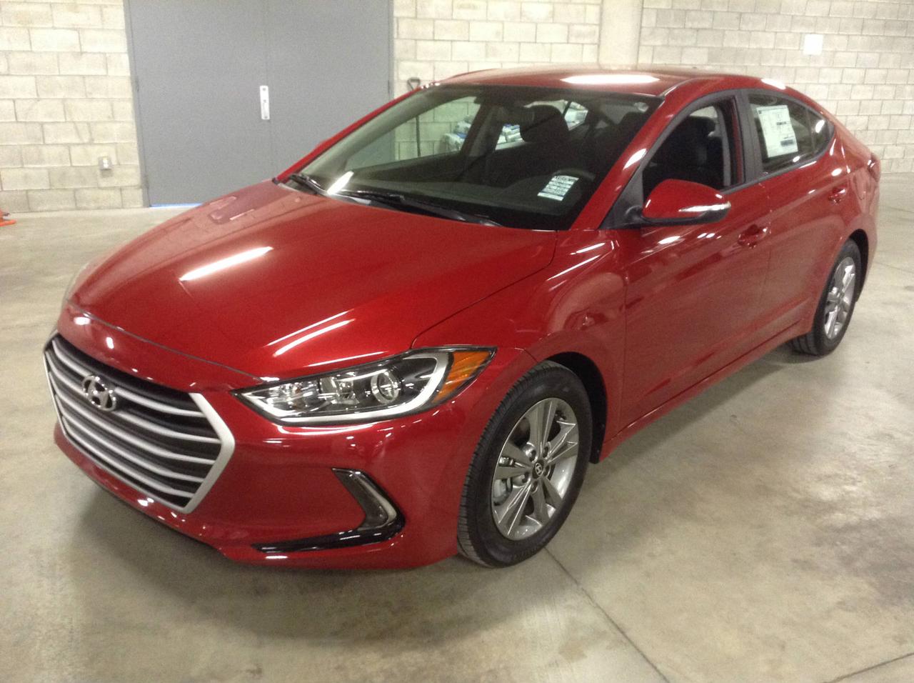 <a href=https://www.hyundailongueuil.com/occasion/Hyundai-Elantra-2018.html>https://www.hyundailongueuil.com/occasion/Hyundai-Elantra-2018.html</a>

55$/sem*  avec 0$ comptant , 0% aussi disponible avec autres promotions. Encore mieux sur place. Comparez vos mensualités dune auto neuve vs une usagée. 
Valide du 9 au 16 mars 2018. cette offre ne peut être combiné. 

Boite automatique à 6 rapports avec mode manuel SHIFTRONIC®
Volant chauffant
Détecteur d objet dans l angle mort avec alerte de circulation arrière transversale
Écran tactile de 7 po avec Android AutoMC et caméra de recul
Jantes de 16 po en aluminium

Ville (aut.) 8,3 L/100 km, Autoroute (aut.) 6,4 L/100 km, Cote combinée (aut.) 7,4L/100 km
Moteur 4 cylindres de 2,0 L (1 999 cm3) atmosphérique MPI à cycle Atkinson à DACT
Boite automatique à 6 rapports avec mode manuel SHIFTRONIC®
Jantes en alliage de 16 x 6,5 po
Sélection du mode de conduite (aut.)
Système de freinage antiblocage ABS avec répartition électronique de la puissance de freinage
Assistance au freinage
Système de gestion de la stabilité du véhicule, contrôle électronique de la stabilité avec antipatinage
7 coussins gonflables incluant un coussin de genoux pour le conducteur
Détecteur d objet dans l angle mort avec alerte de circulation arrière transversale
Chaine audio AM/FM/SiriusXMMC /MP3 avec 6 haut-parleurs
Écran tactile de 7 po avec Android AutoMC et Apple CarPlayMC
Caméra de recul avec lignes de guidage dynamiques
Deux pare-soleil avant avec rallonge et miroir de courtoisie illuminé intégré
Volant et levier de boite gainés de cuir
Volant chauffant
Sièges avant chauffants
Filtre à air dhabitacle
Système téléphonique mains libres Bluetooth®
Climatiseur à réglage manuel
Régulateur de vitesse
Écran dinstrumentation ACL de 3,5 po (conventionnel)
Connectivité iPod®/USB/Auxiliaire
Dégivreur électronique de lunette arrière avec minuterie
Essuie-glaces de pare-brise intermittents à deux cadences
Garnissage des sièges en tissu de luxe
Siège du conducteur à réglage manuel en 6 directions
Siège du passager avant à réglage manuel en 6 directions
Siège du conducteur ajustable en hauteur
Siège du passager avant ajustable en hauteur
Pochette de rangement à larrière du dossier du siège du passager avant
Dossiers arrière rabattables divisés 60/40
Rangement pour lunettes de soleil
Deux porte-verres intégrés à la console centrale avant
Deux porte-verres intégrés à la console centrale arrière
Commandes de la chaine audio et du système téléphonique montées au volant
Phares avec fonctions daccompagnement et daccueil
Phares de type projecteur
Feu darrêt arrière central surélevé
Deux rétroviseurs extérieurs dégivrants à réglage électrique
Grille de calandre avant au fini argenté
Phares à allumage/extinction automatique
Phares de jour à DEL
Télédéverrouillage
Clignotants à DEL intégrés aux rétroviseurs
Antenne SiriusXMMC montée au toit (couleur de la carrosserie)

*basé sur un financement de 96 mois à 3.97% , obligation de 22880$