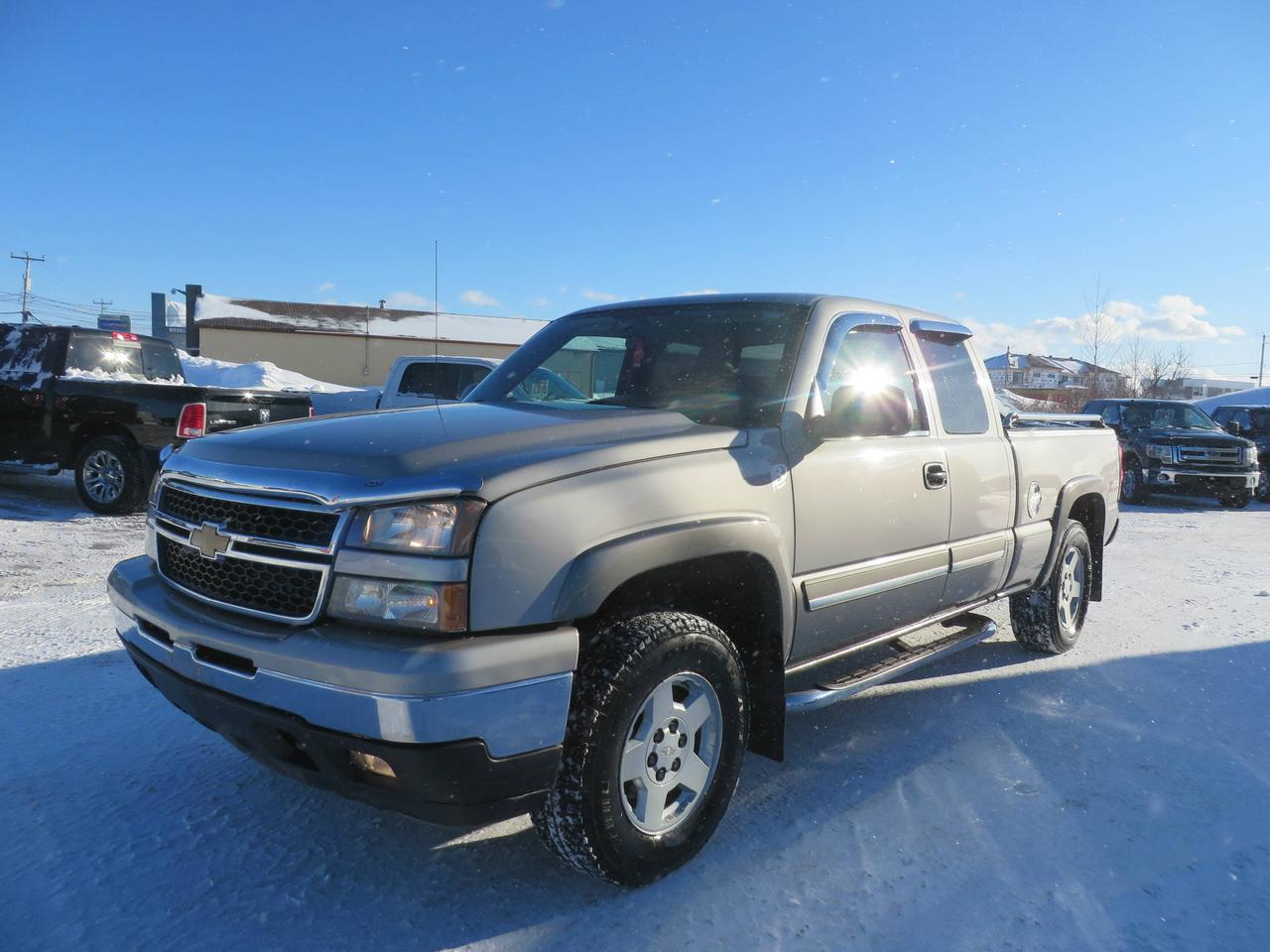<a href=https://www.autosjnlapointe.com/occasion/Chevrolet-Silverado_1500-2006.html>https://www.autosjnlapointe.com/occasion/Chevrolet-Silverado_1500-2006.html</a>

CHEVROLET SILVERADO Z71 2006 KING CAB 4X4 AUTOMATIQUE, 169 000KM, EDITION Z-71, MOTEUR 5.3 L , TOUTE EQUIPER ,  , GROUPE ELECTRIQUE COMPLET, A/C, DÉFLECTEURS DE CAPOT ET FENÊTRES CHROMÉS,  MARCHES PIEDS CHROMÉS, TUBE DE BOITE CHROMÉ. CAMION JAMAIS ACCIDENTÉ. --- EXTRÊMEMENT PROPRE---
Le meilleur endroit où trouver un vaste choix de camions usagés inspectés et garantis. Si nous ne l avons pas dans notre inventaire, il nous fera plaisir de le chercher pour vous! 1ère et 2e chance au crédit. Pour consulter notre inventaire, cliquer sur voir toutes les annonces de cet annonceur ou visiter sur notre site internet au ww.autosjnlapointe.com / FACEBOOK : Automobiles J.N. Lapointe. Vous pouvez nous rejoindre au (418) 835-2394 ou Jocelyn (418) 564-4157



****** Chez Automobiles J.N Lapointe, on ne simprovise pas expert dans le camion léger... Cest notre SPÉCIALITÉ!!! *****
