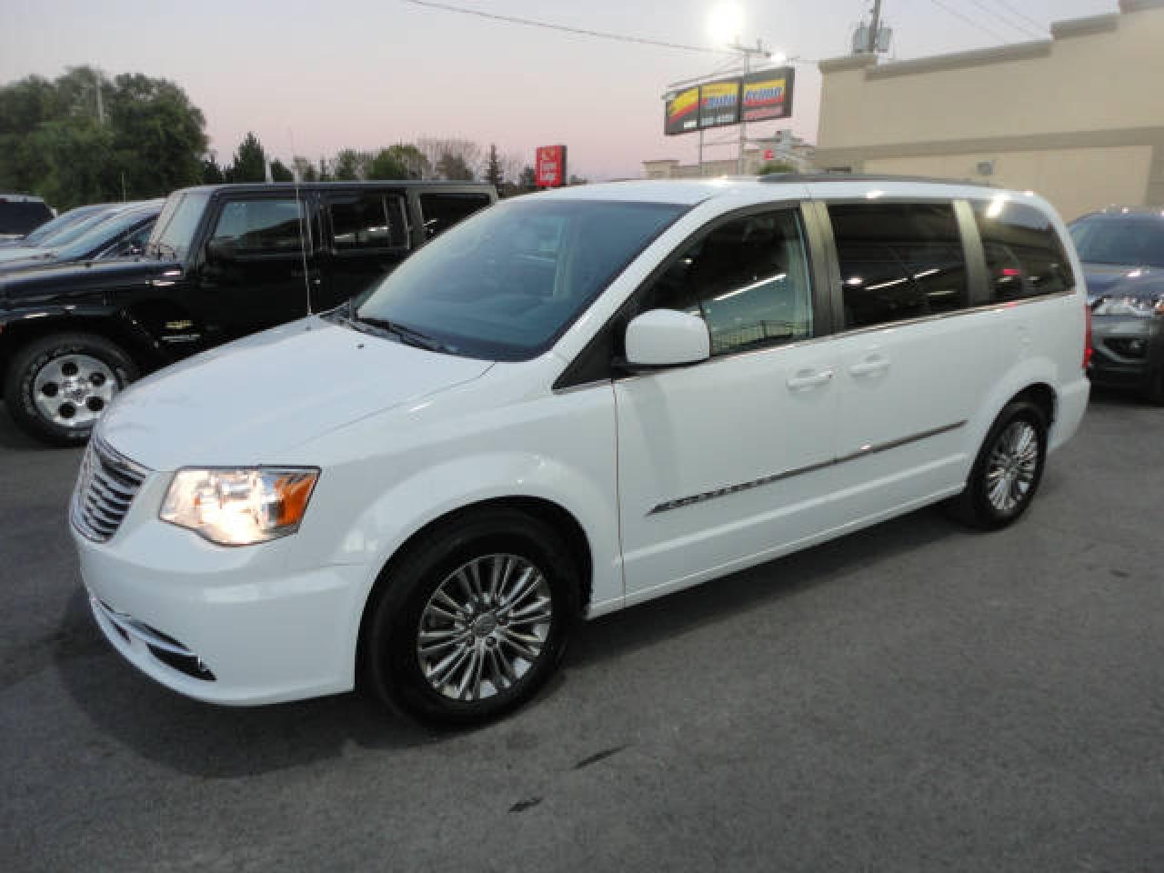 Used 2015 Chrysler Town & Country Touring L-Cuir-7pass-DemDist a vendre for sale in Laval, QC