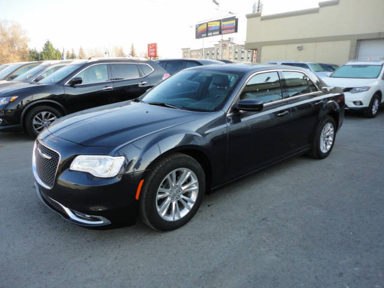 Used 2017 Chrysler 300 Touring L-Cuir-ToitPano-Navi-DemDist for sale in Laval, QC