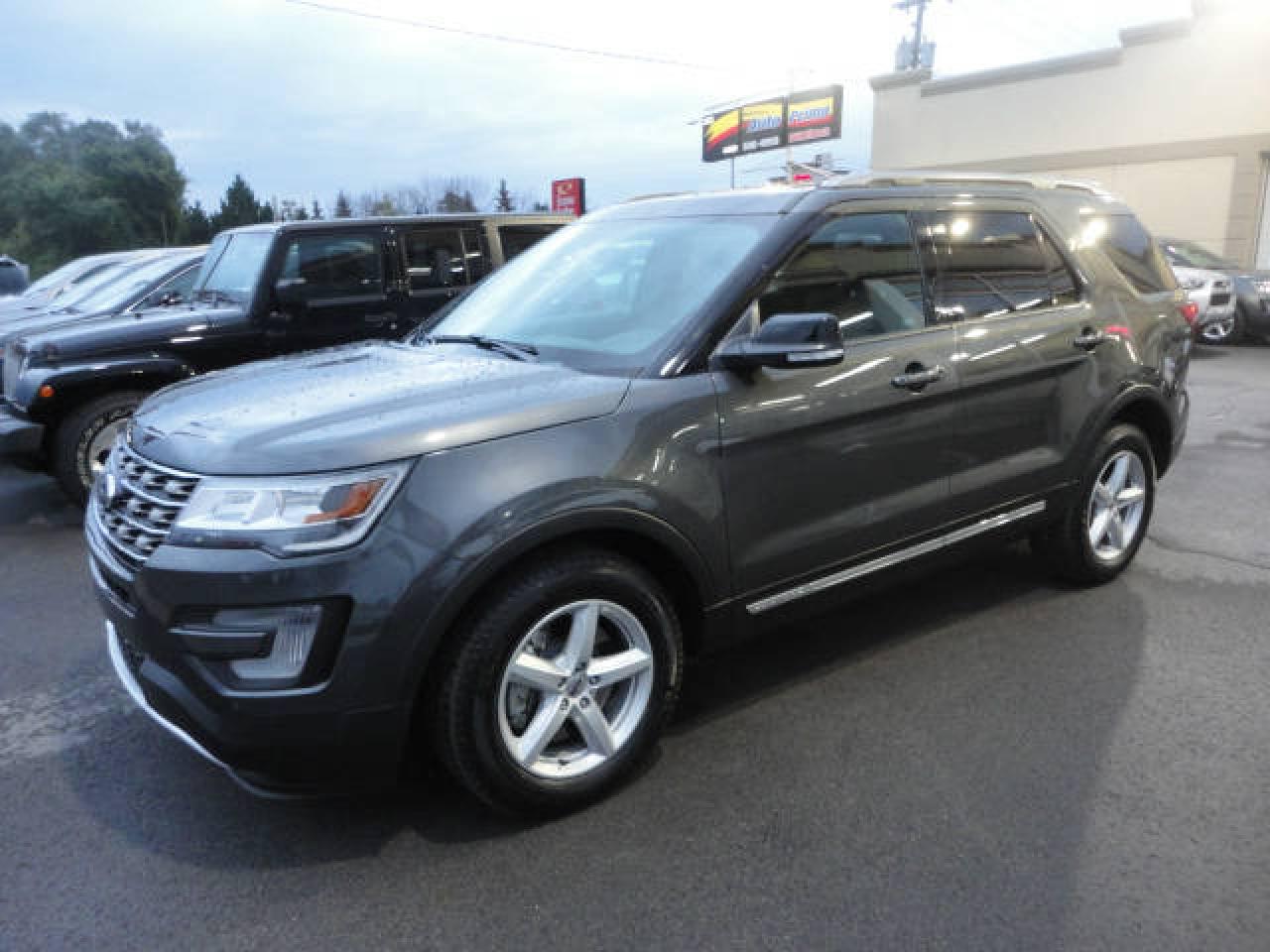Used 2017 Ford Explorer XLT-4WD-Navi-Cuir-ToitPano-DemDist a ven for sale in Laval, QC