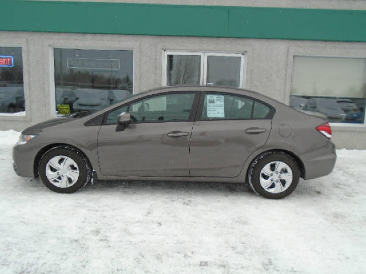 Used 2013 Honda Civic 4 portes, boîte manuelle, LX for sale in St-Jérôme, QC