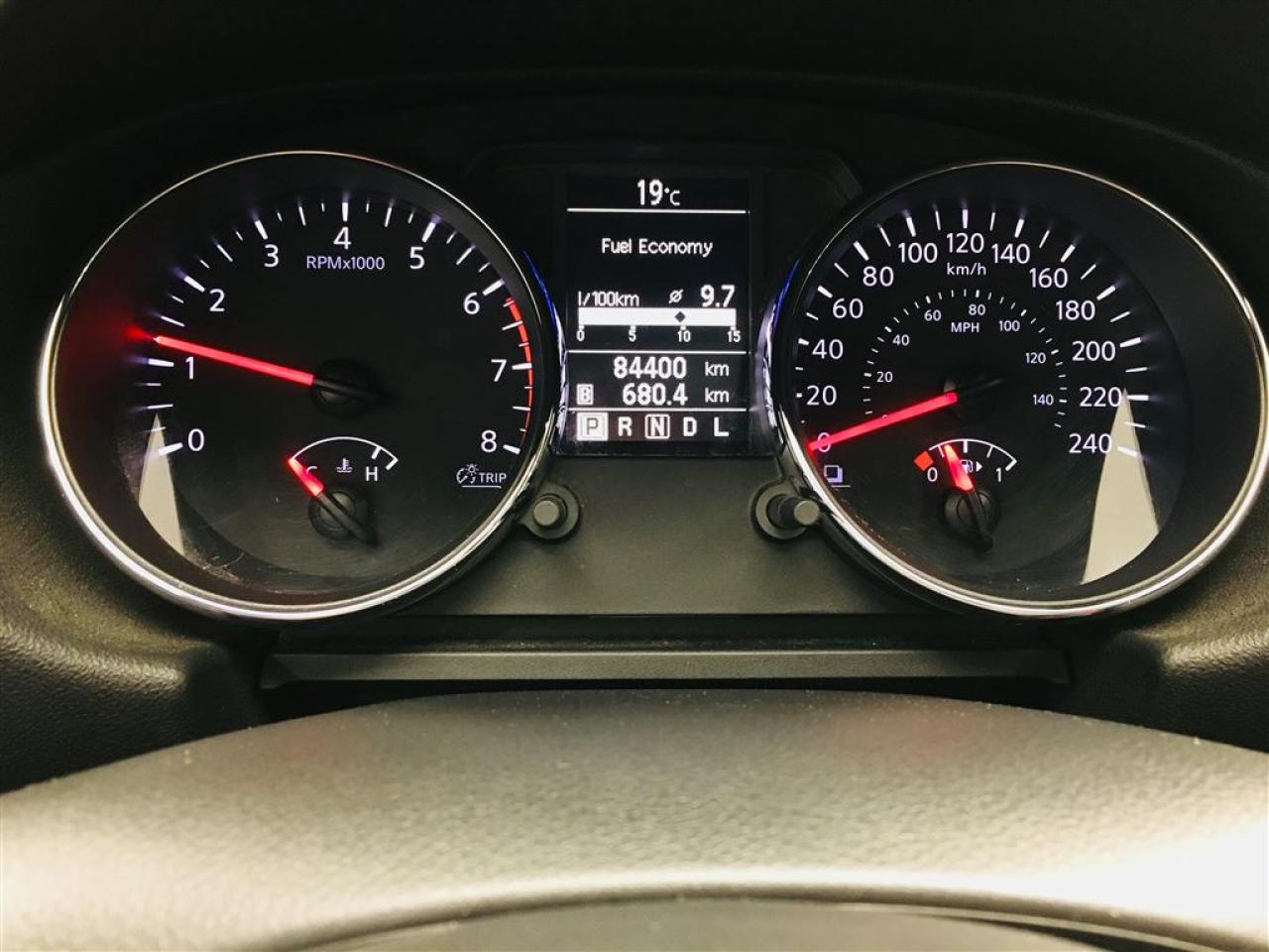 657743