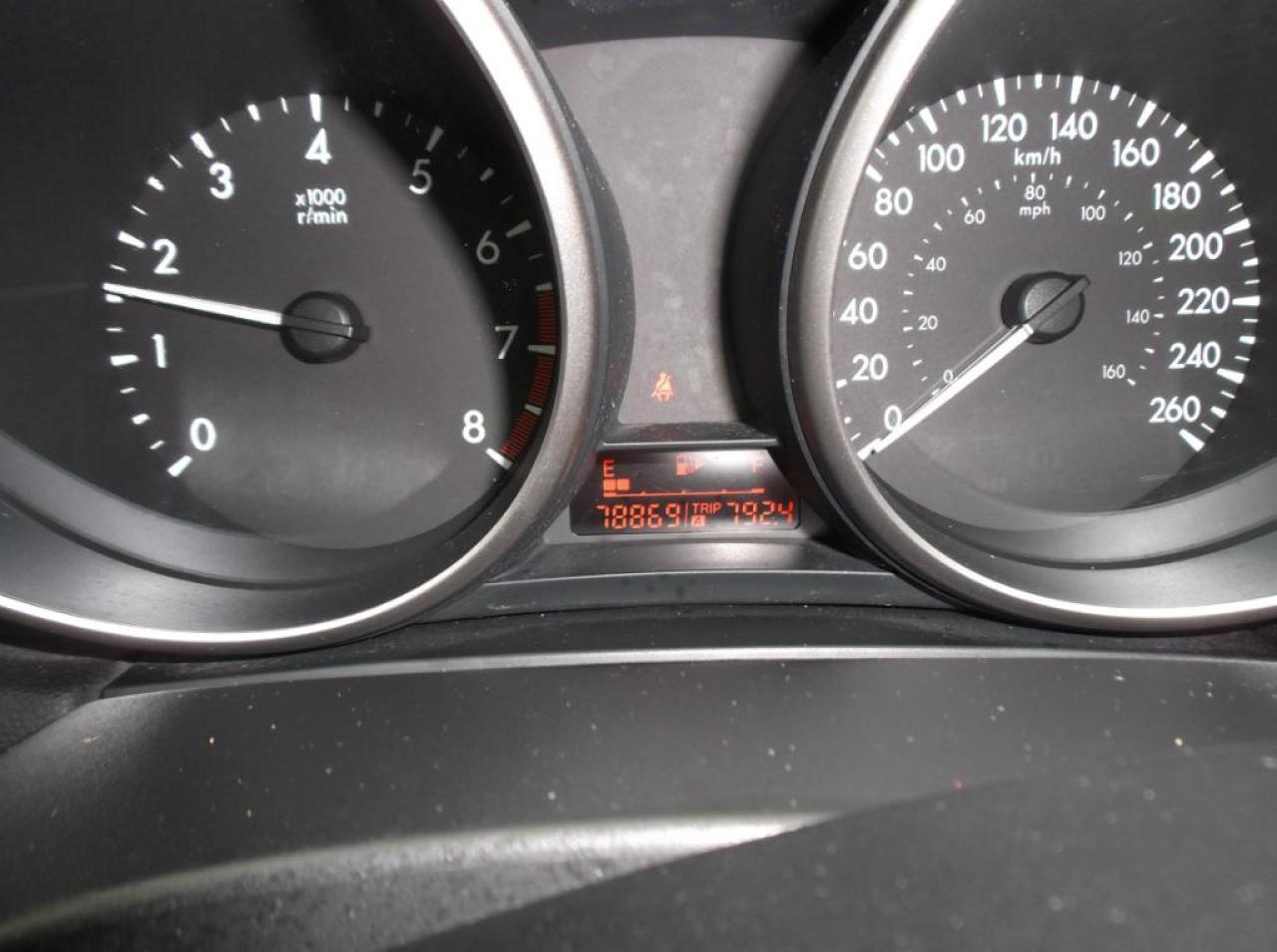 657823