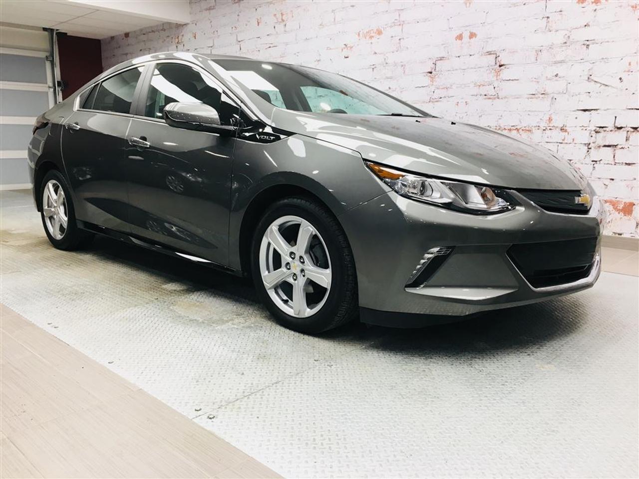 <a href=https://www.2riveschrysler.com/occasion/Chevrolet-Volt-2017.html>https://www.2riveschrysler.com/occasion/Chevrolet-Volt-2017.html</a>

***CHEVROLET VOLT LT 2017*** TRÈS PROPRE! BAS KILOMETRAGE! **JAMAIS ACCIDENTÉ** HYBRIDE/ÉLECTRIQUE! REPRIS DIRECTEMENT DU CONCESSIONNAIRE! RAPPORT CARPROOF ET INSPECTION COMPLETE EN MAIN! TRÈS ÉCONOMIQUE! SYSTÈME AUDIO BOSE! MAGS 17, GROUPE ÉLECTRIQUE, COMMANDES AU VOLANT, CAMÉRA DE RECUL, SIÈGES CHAUFFANTS ET PLUS ENCORE! LAUBAINE À SE PROCURER SANS SOUCIS!        POUR PRENDRE RENDEZ-VOUS POUR UN ESSAI ROUTIER OU POUR OBTENIR PLUS DE DÉTAILS, VOUS POUVEZ COMMUNIQUER SANS FRAIS AU : 1-877-356-0744 ET VIA TEXTO OU CELLULAIRE AVEC PHILIPPE AU 1450-517-0857 OU SAMUEL AU 1450-780-2709 EN TOUT TEMPS, LES SOIRS ET MÊME LE WEEK-END!        TOUJOURS PARMIS LES MOINS CHERS AU CANADA!        Deux Rives Occasion est situé à moins de 45 minutes de Montréal, 30 minutes de Drummondville, St-Hyacinthe, Beloeil!        Votre nouveau véhicule vous sera vendu avec une certification CarProof et une inspection complète.        Rabais de 500$ déjà appliqué sur le prix avec un financement à taux régulier.        Nos reprenons vos véhicules en échange peu importe létat!        Financement disponible sur place; 1ère, 2è et 3è chance au crédit.        Contactez-nous pour prendre rendez-vous et pour faire un essai routier.        À moins de 45 minutes de Montréal, 30 minutes de Drummondville, St-Hyacinthe, Beloeil!        UNE ENTREPRISE FAMILIALE ; EN AFFAIRES DEPUIS PLUS DE 100 ANS        -----------------------------------------------------------------------------------------------------------------------------------        TO GET AN APPOINTMENT FOR A ROAD TEST OR TO HAVE MORE DETAILS, YOU MAY CALL AT: 1-877-356-0744 OR VIA TEXTO OR CELLULAR WITH SAMUEL AU 1450-780-2709 OR PHILIPPE AU 1450-517-0857 AT ALL TIMES, EVENINGS AND EVEN THE WEEKEND!         ALWAYS THE BEST DEAL IN CANADA!         Deux Rives Occasion is located less than 45 minutes from Montreal, 30 minutes from Drummondville, St-Hyacinthe, Beloeil!         Your new vehicle will be sold with a CarProof certification and a full inspection.         $ 500 rebate already applied on price with regular rate financing.         We take back your vehicles in exchange regardless of the condition!         Financing available; 1st, 2nd and 3rd chance to credit.         Contact us for an appointment and a test drive.         A FAMILY BUSINESS ; IN BUSINESS FOR OVER 100 YEARS