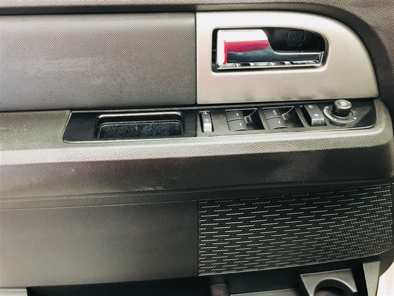 657910