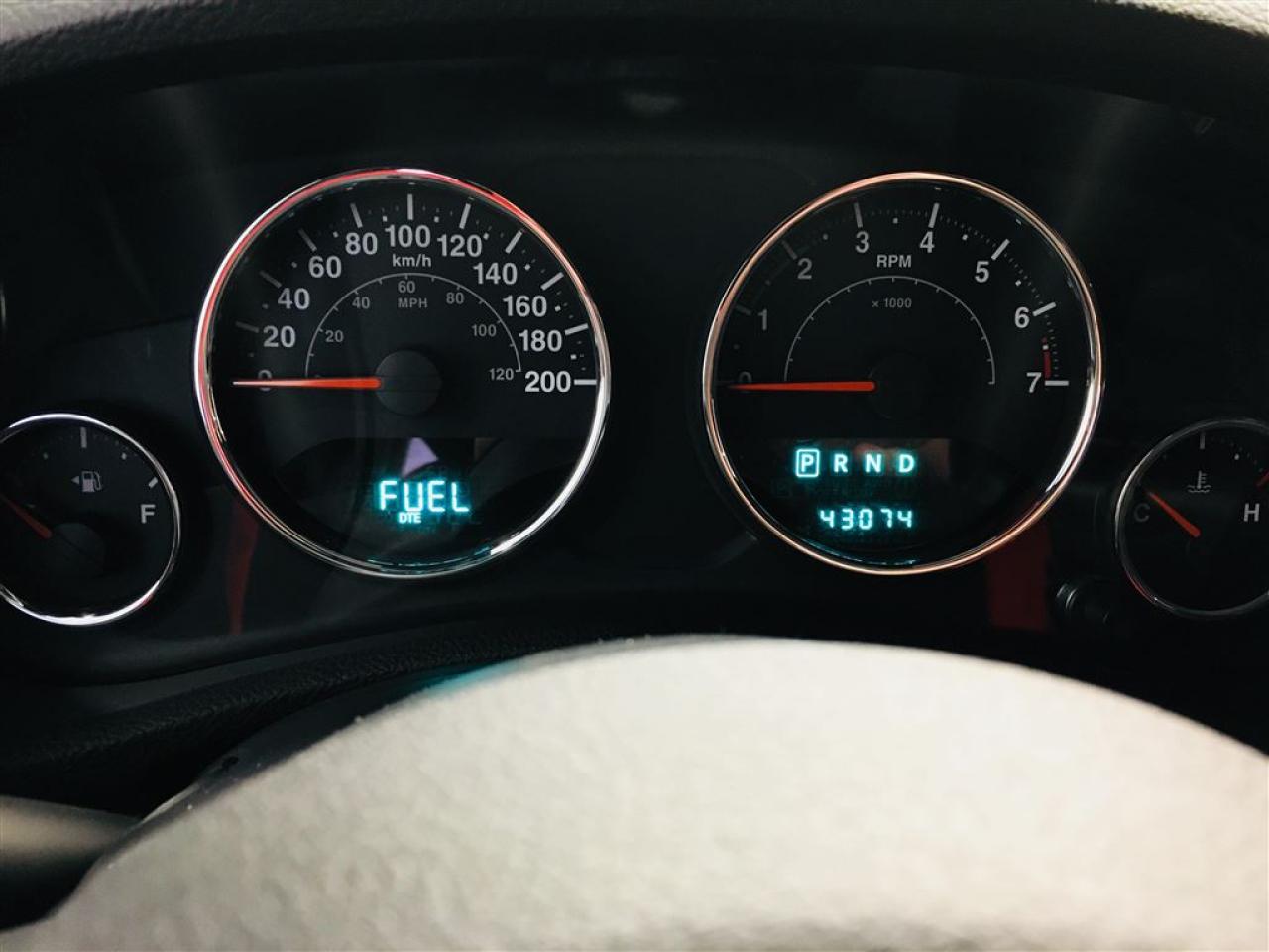 657989