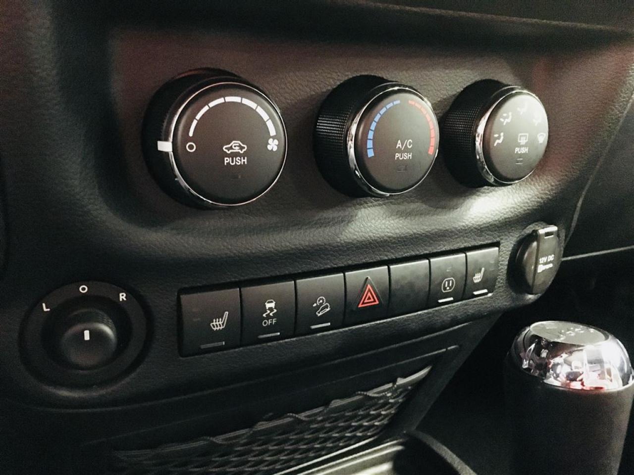 657989