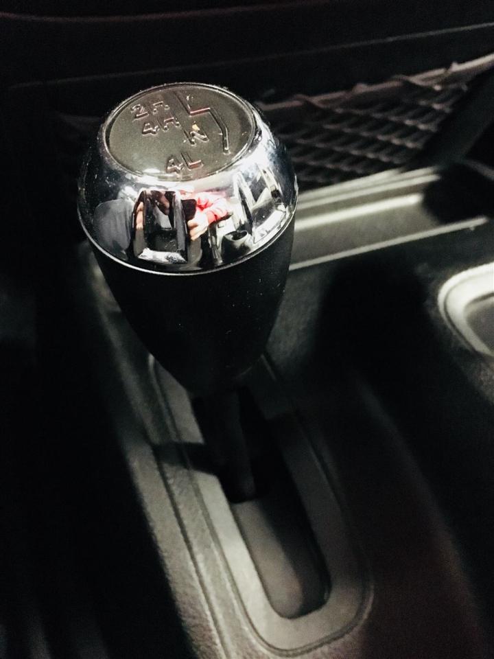 657989
